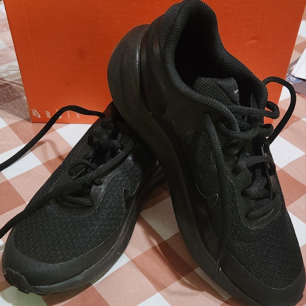 Nike Revolution 7